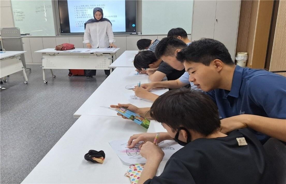 본문 이미지 - 정진학교에서 장애학생 활동지원 임무를 수행하고 있는 장원철 사회복무요원.(병무청 제공)