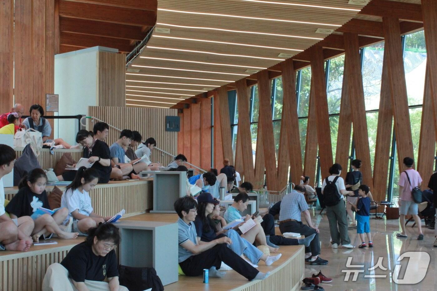 북적이는 전주아중호수도서관. 2025.6.29/뉴스1 신준수 기자