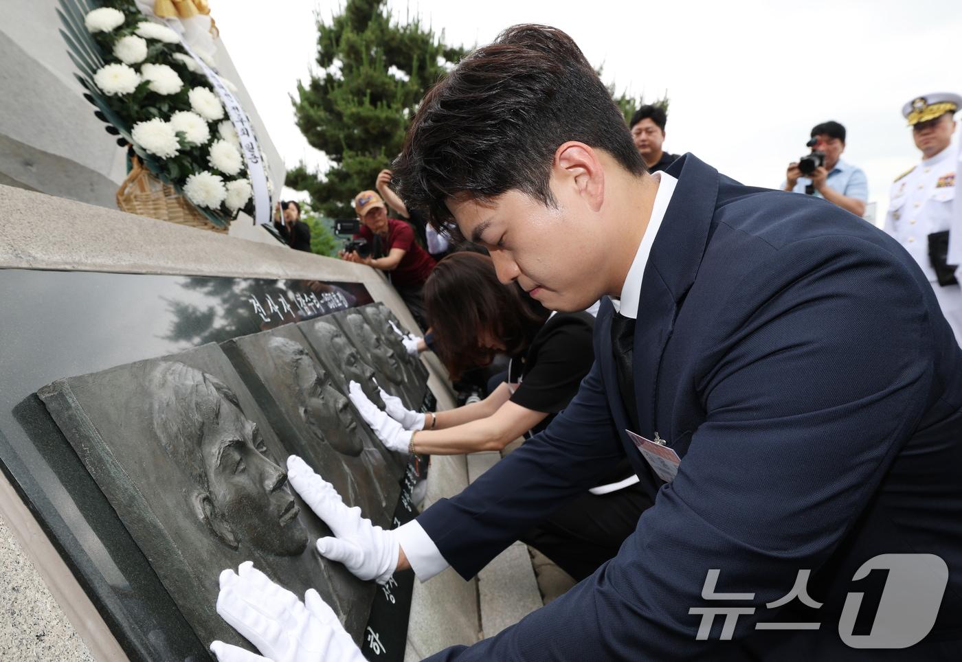 김용태 국민의힘 비상대책위원장이 29일 경기 평택시 해군 제2함대사령부에서 열린 제2연평해전 승전 23주년 기념행사에서 해전 영웅들의 얼굴 부조상을 어루만지고 있다. 2025.6.29/뉴스1 ⓒ News1 김영운 기자