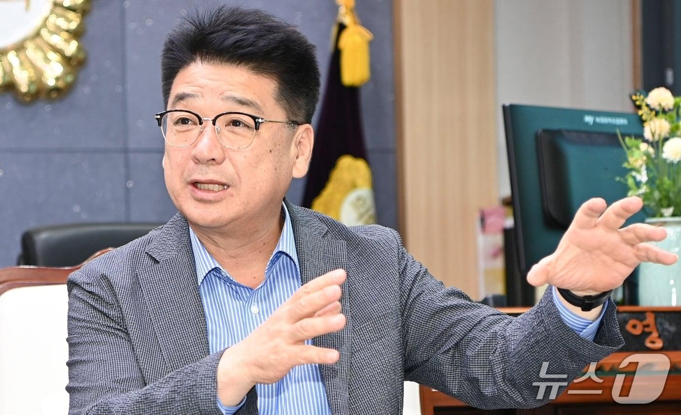 나영민 김천시의장이 30일 뉴스1과 인터뷰를 하고 있다. (김천시의회 제공. 재판매 및 DB금지)/뉴스1