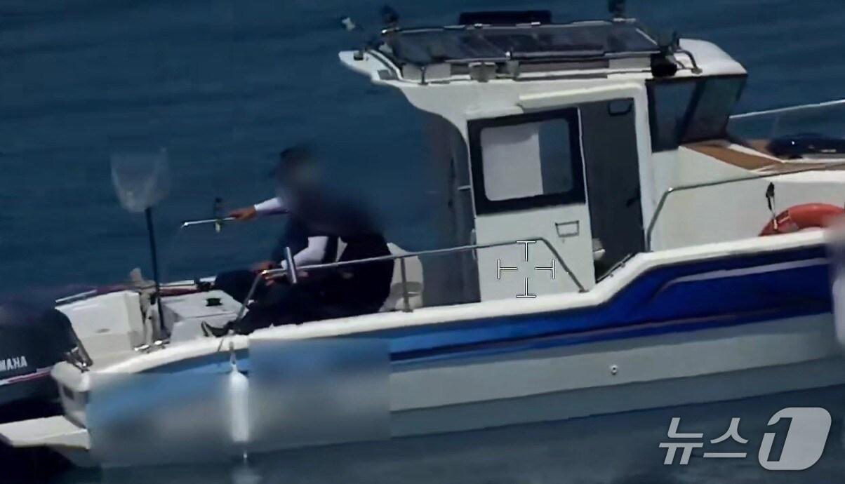 본문 이미지 - 지난 28일 제주 해상에서 적발된 구명조끼 미착용 레저보트.(제주해양경찰서 제공. 재판매 및 DB 금지)