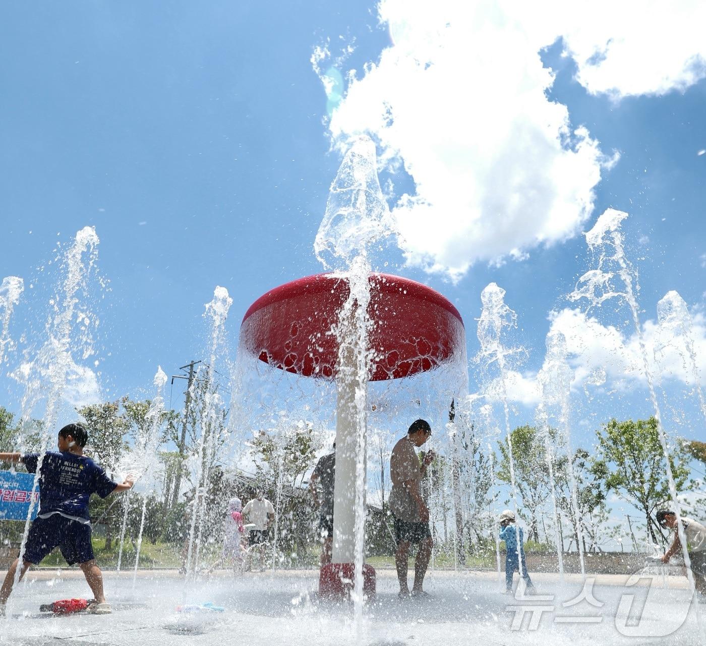 본문 이미지 - 전북 전 지역에 폭염특보가 발효된 29일 전북 전주시 송천동 한 공원을 찾은 시민들이 바닥분수에서 물놀이를하며 더위를 식히고 있다. 2025.6.29/뉴스1 ⓒ News1 유경석 기자