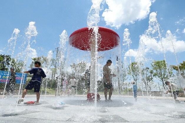 본문 이미지 - 전북 전주시 송천동 한 공원을 찾은 시민들이 바닥분수에서 물놀이를 하며 더위를 식히고 있다. 2025.6.29/뉴스1 ⓒ News1 유경석 기자