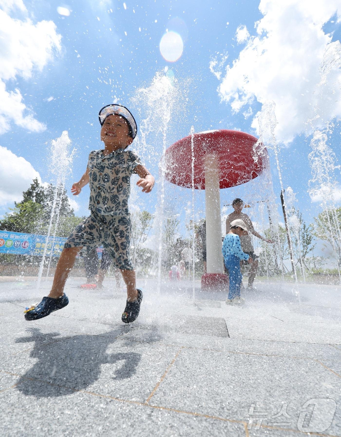 본문 이미지 - 전북 전 지역에 폭염특보가 발효된 29일 전북 전주시 송천동 한 공원을 찾은 한 어린이가 바닥분수에서 물놀이를 하며 더위를 식히고 있다. 2025.6.29/뉴스1 ⓒ News1 유경석 기자