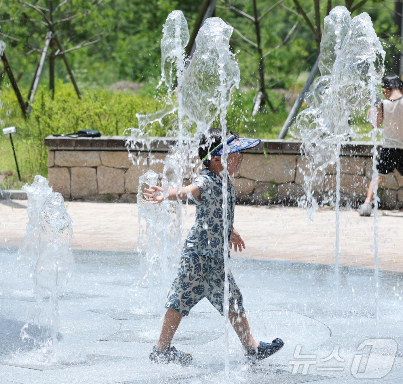 본문 이미지 - 전북 전 지역에 폭염특보가 발효된 가운데 전북 전주시 송천동 한 공원을 찾은 한 어린이가 바닥분수에서 물놀이를 하며 더위를 식히고 있다. 2025.6.29/뉴스1 ⓒ News1 유경석 기자