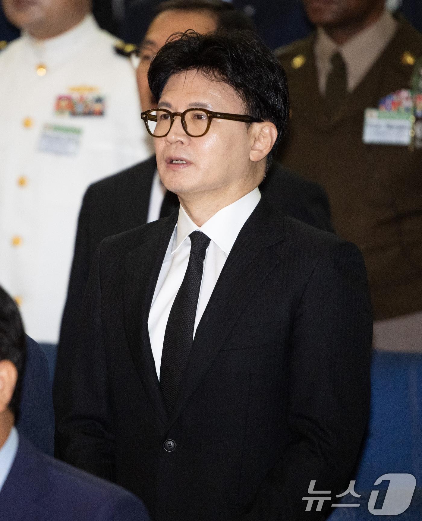 본문 이미지 - 한동훈 전 국민의힘 대표가 지난 6월 29일 경기 평택시 해군 2함대 사령부에서 열린 제2연평해전 승전 23주년 기념식에서 애국가를 제창하고 있다. (공동취재) 2025.6.29/뉴스1 ⓒ News1 김영운 기자