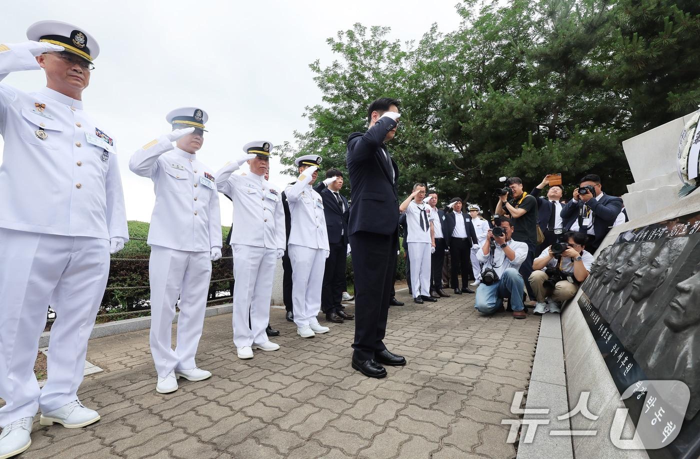 지난 6월 경기 평택시 해군 제2함대사령부에서 열린 '제2연평해전 승전 23주년 기념식'에서 참전 장병들이 경례하고 있다. (공동취재) 2025.6.29/뉴스1 ⓒ News1 김영운 기자