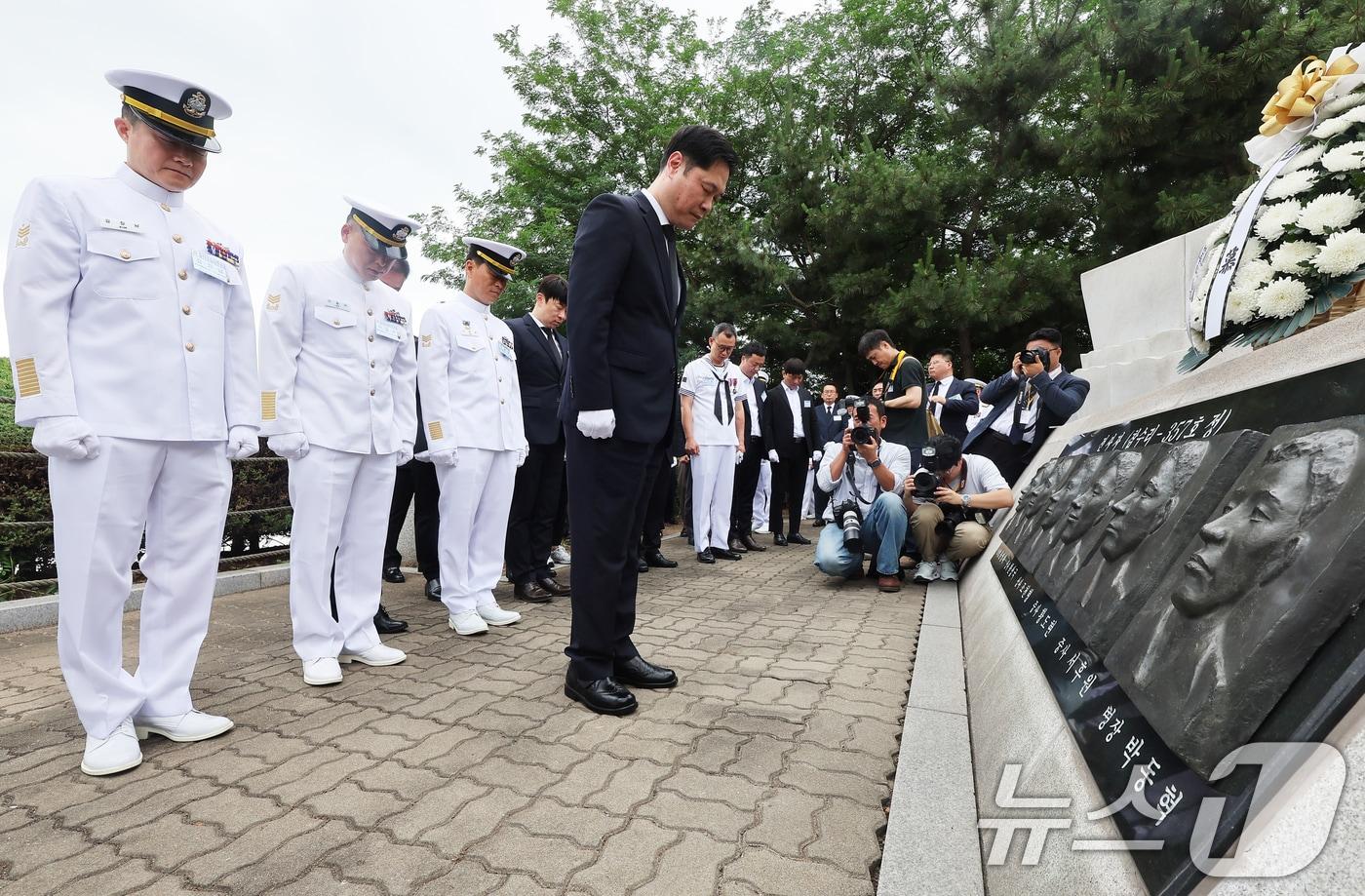 지난 6월 경기 평택시 해군 제2함대사령부에서 열린 '제2연평해전 승전 23주년 기념식'에서 참전 장병들이 묵념하고 있다. (공동취재) 2025.6.29/뉴스1 ⓒ News1 김영운 기자