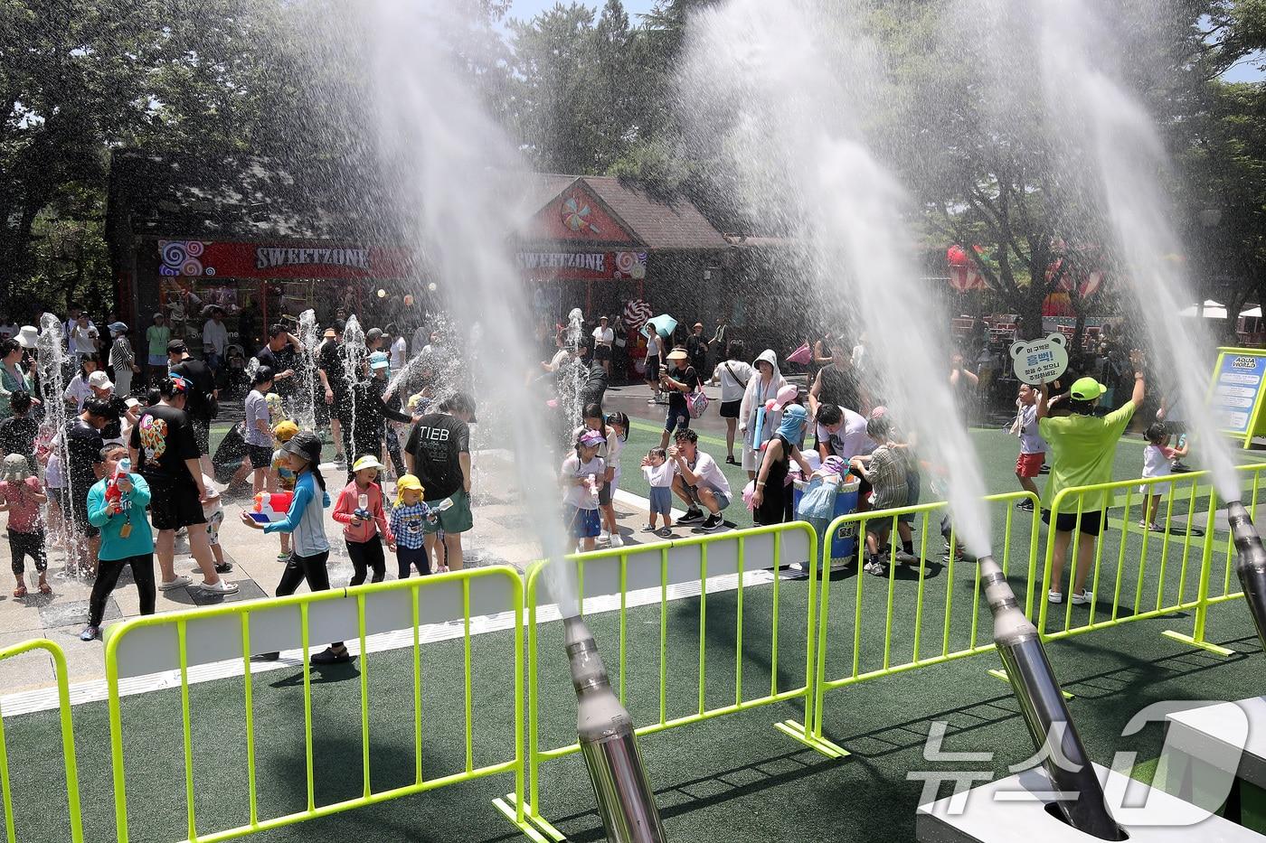 지난달 29일 대구 이월드를 찾은 어린이들이 무더위 탈출 이벤트 '아쿠아 비트'에 참가해 물놀이를 즐기고 있다. 2025.6.29/뉴스1 ⓒ News1 공정식 기자