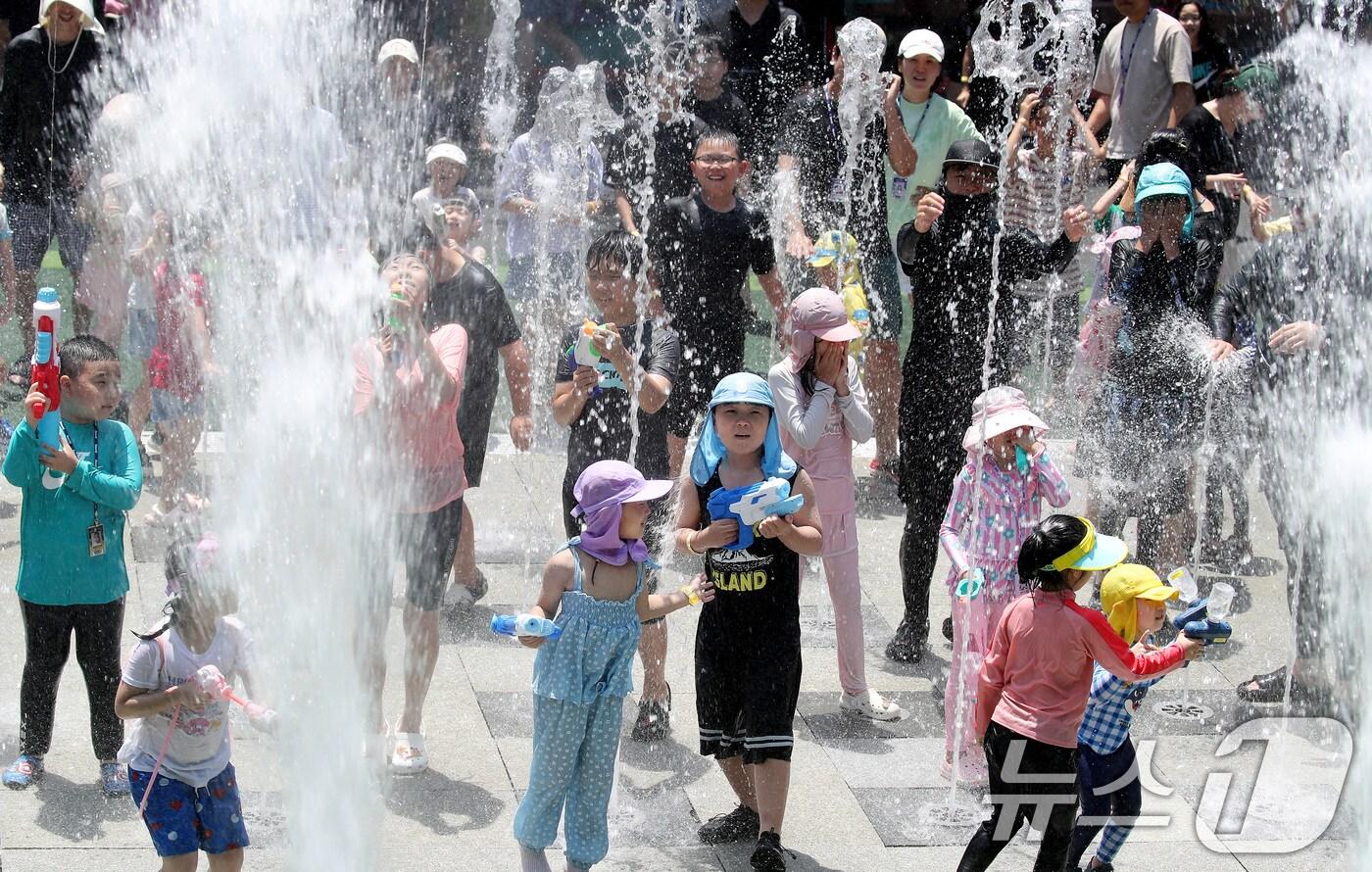 폭염이 기승을 부린 29일 오후 대구 달서구 테마파크 이월드를 찾은 어린이들이 신나는 음악과 함께 하는 무더위 탈출 이벤트 아쿠아비트에 참가해 물놀이를 즐기고 있다. 2025.6.29/뉴스1 ⓒ News1 공정식 기자
