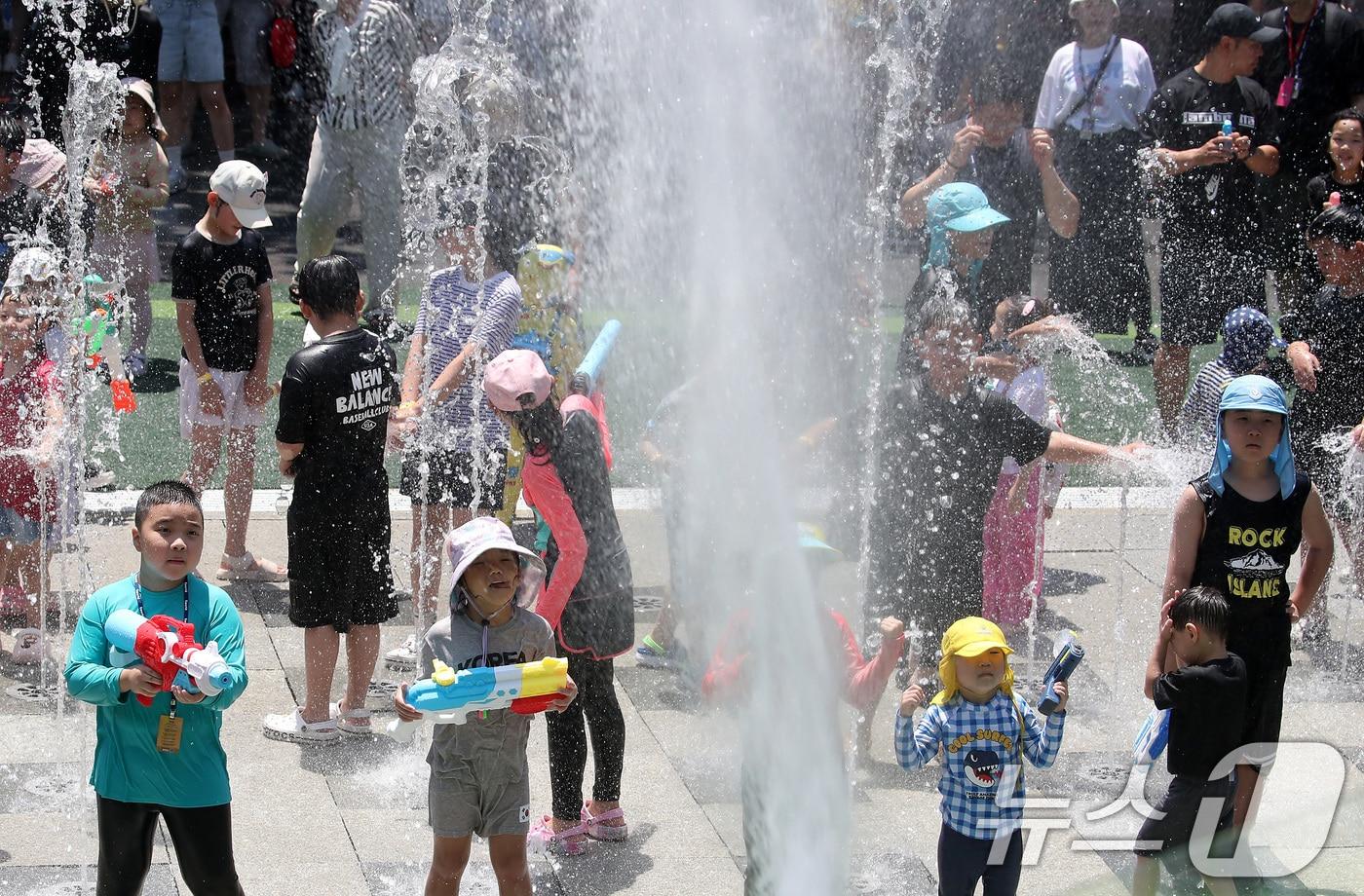 폭염이 기승을 부린 29일 오후 대구 달서구 테마파크 이월드를 찾은 어린이들이 신나는 음악과 함께 하는 무더위 탈출 이벤트 아쿠아비트에 참가해 물놀이를 즐기고 있다. 2025.6.29/뉴스1 ⓒ News1 공정식 기자
