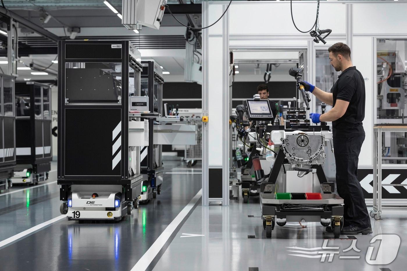 독일 아팔터바흐 메르세데스-AMG 공장에서 엔진을 제작 중인 기술자. (메르세데스-AMG 제공) 