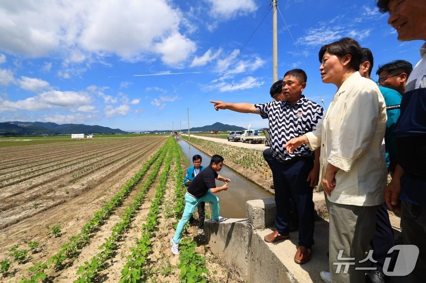 송미령 농림축산식품부 장관이 29일 전북 부안군 행안면 논콩 전문생산단지를 방문하고 있다.(농식품부 제공)