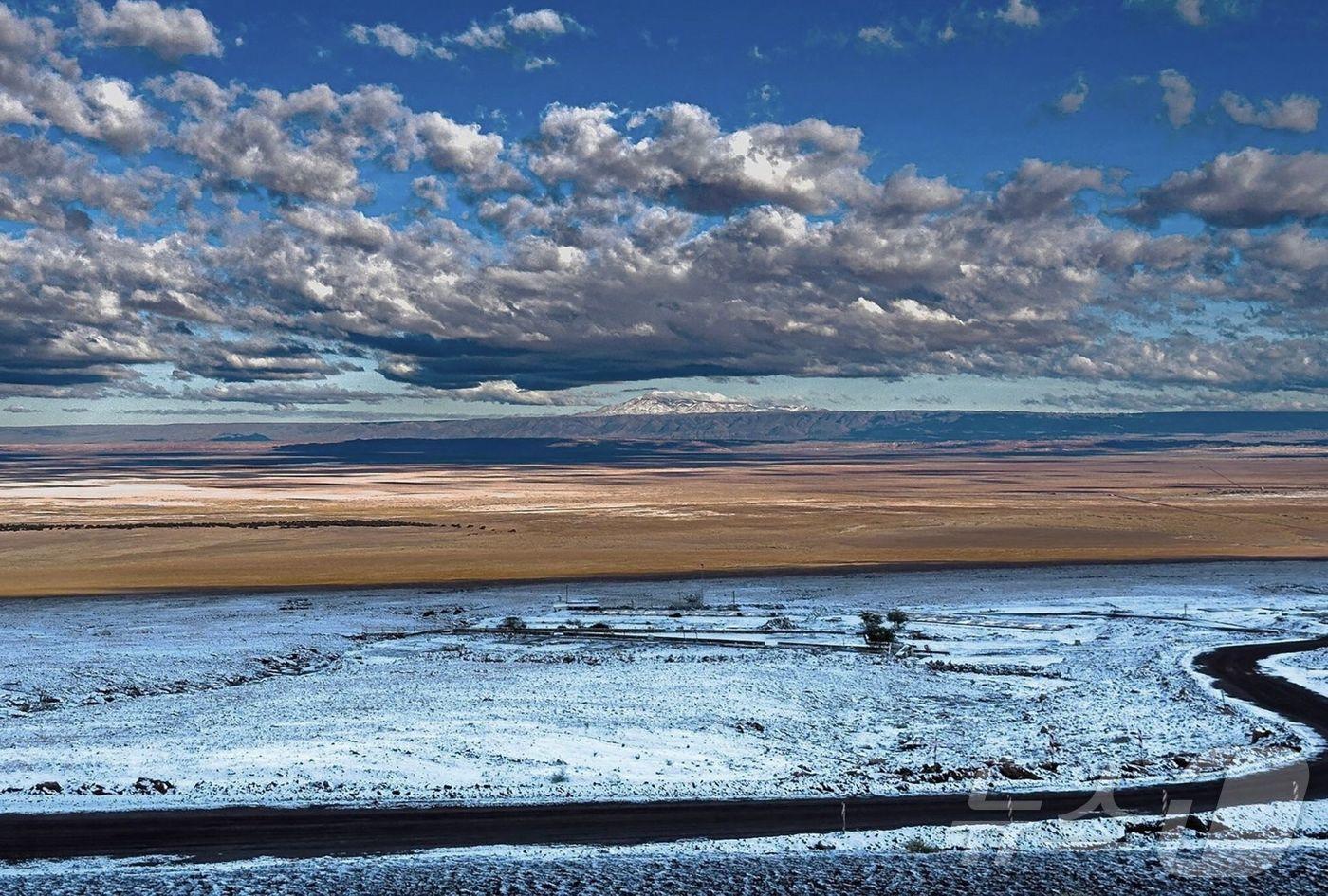 ALMA 관측소가 26일 찍은 눈 쌓인 칠레 아타카마 사막. ⓒ AFP=뉴스1
