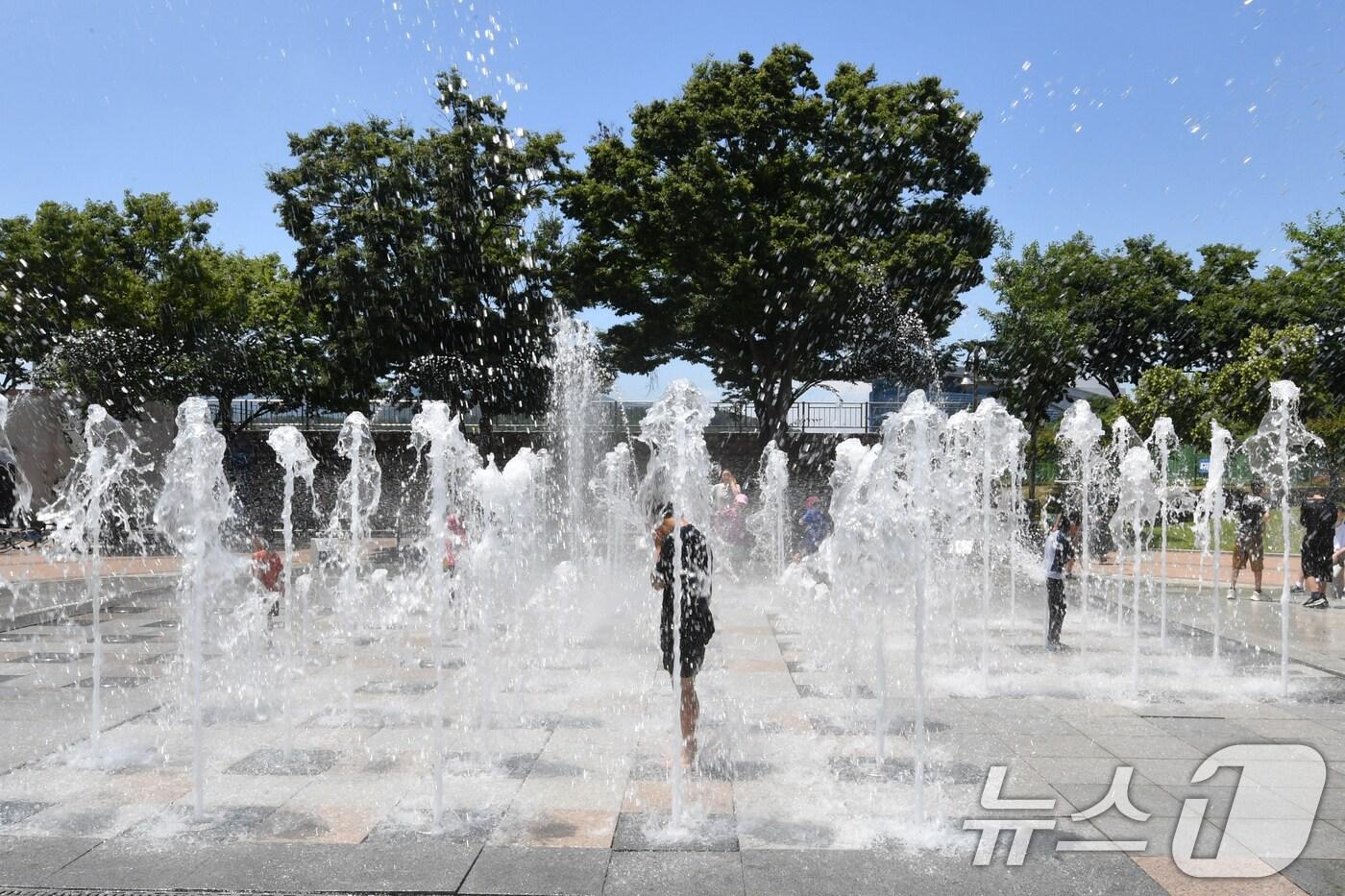 경북 경주시 전역에 폭염경보가 발령된 29일 황성공원 분수대에서 어린이들이 더위를 식히고 있다. 2025.6.29/뉴스1 ⓒ News1 최창호 기자