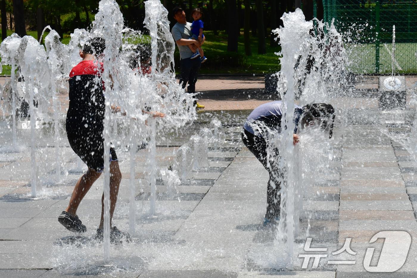경북 경주시 전역에 폭염경보가 발령된 29일 황성공원 분수대에서 어린이들이 더위를 식히고 있다. ⓒ News1 최창호 기자