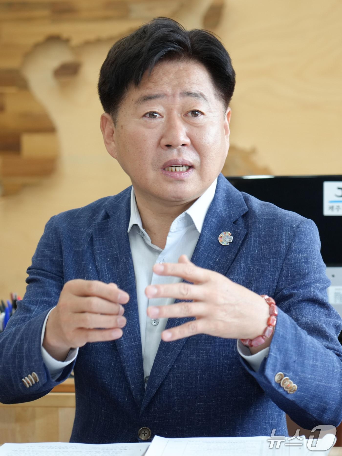 본문 이미지 -  인터뷰하는 오영훈 제주도지사&#40;제주도 제공&#41;/뉴스1