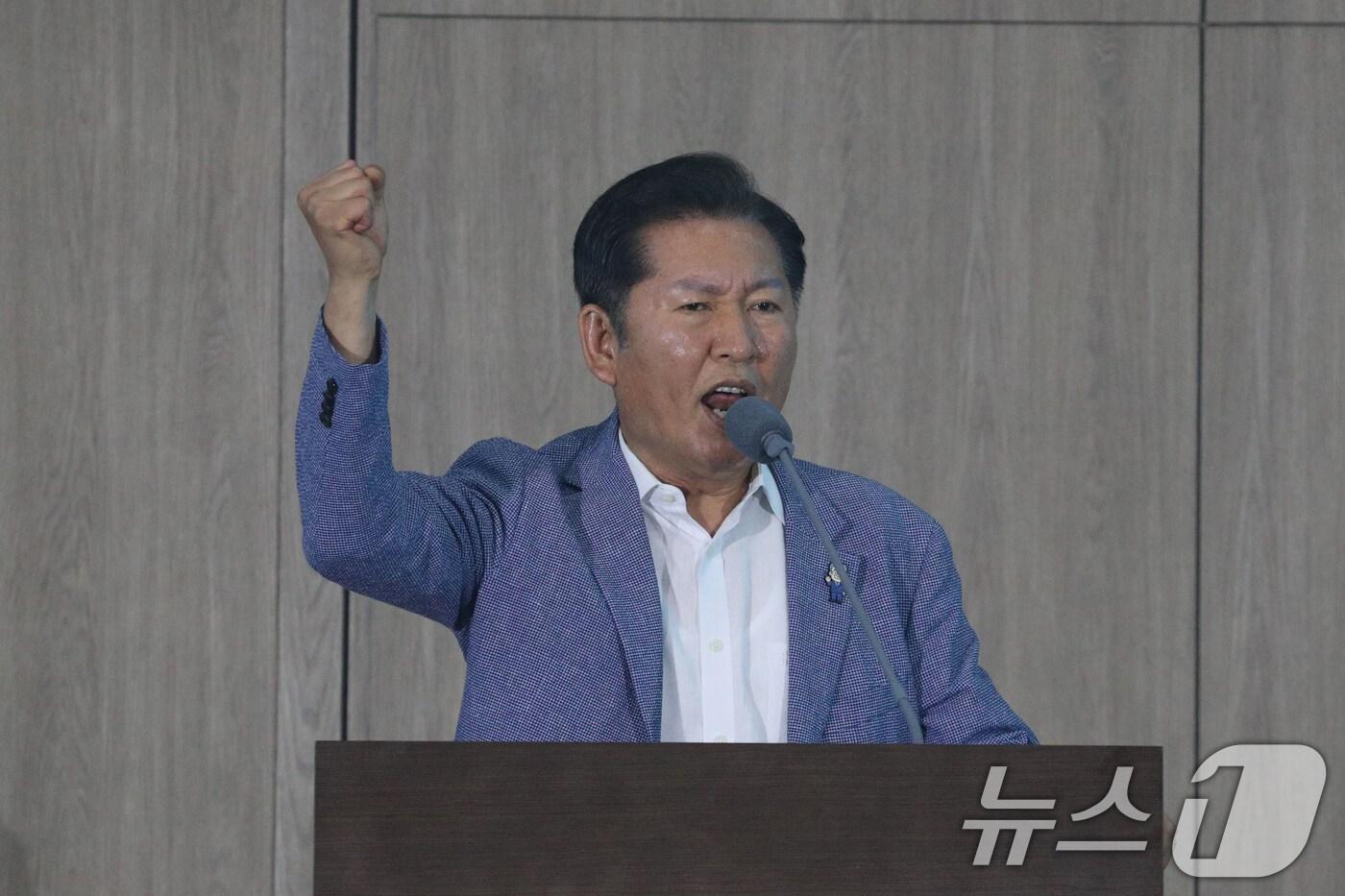 더불어민주당 당권에 도전하는 정청래 의원이 29일 오후 충북 청주시 오송읍 오스코에서 열린 '더민주전국혁신회의 전국대회'에 참석해 정견 발표를 하고 있다. 2025.6.29/뉴스1 ⓒ News1 김용빈 기자