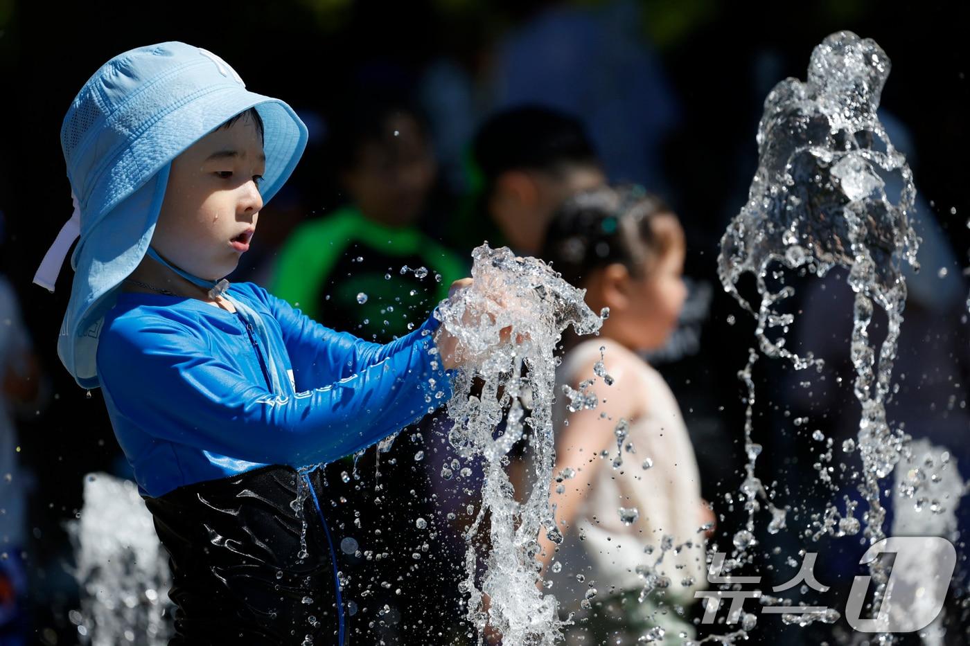 전남 일부 지역에 폭염경보가 발효된 29일 오후 담양 죽녹원앞 바닥분수에서 어린이들이 물을 맞으며 더위를 식히고 있다. 2025.6.29/뉴스1 ⓒ News1 김태성 기자