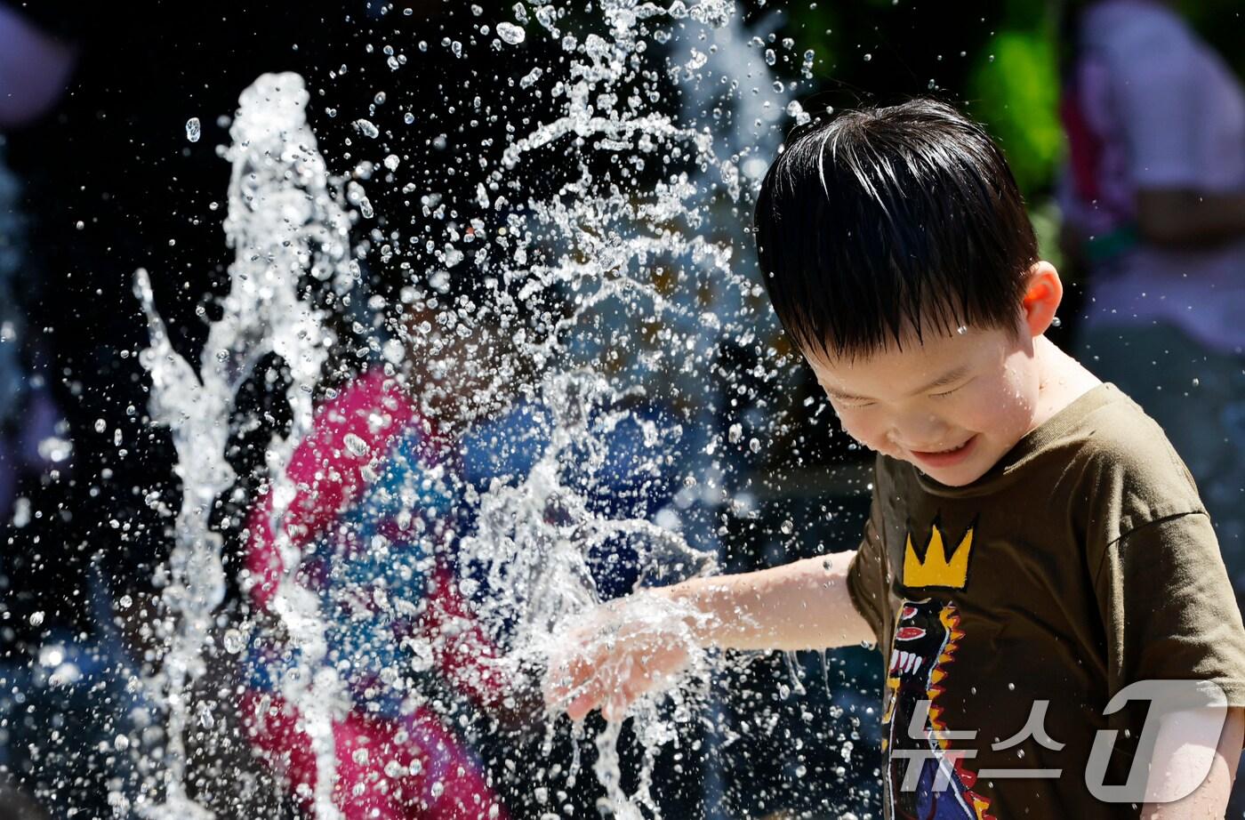 전남 일부 지역에 폭염경보가 발효된 29일 오후 담양 죽녹원앞 바닥분수에서 어린이들이 물을 맞으며 더위를 식히고 있다. 2025.6.29/뉴스1 ⓒ News1 김태성 기자