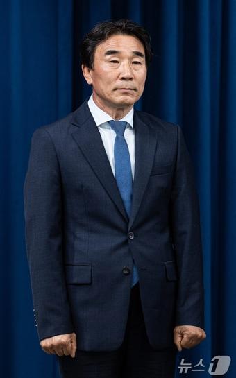 본문 이미지 - 대통령실은 29일 서울 용산구 대통령실 청사에서 이재명 대통령이 신임 경제통합수석에 전성환 세종교육청 비서실장이 임명됐다고 밝혔다. 사진은 이날 인선 브리핑에 참석한 전성환 신임 경청통합수석. 2025.6.29/뉴스1 ⓒ News1 이재명 기자