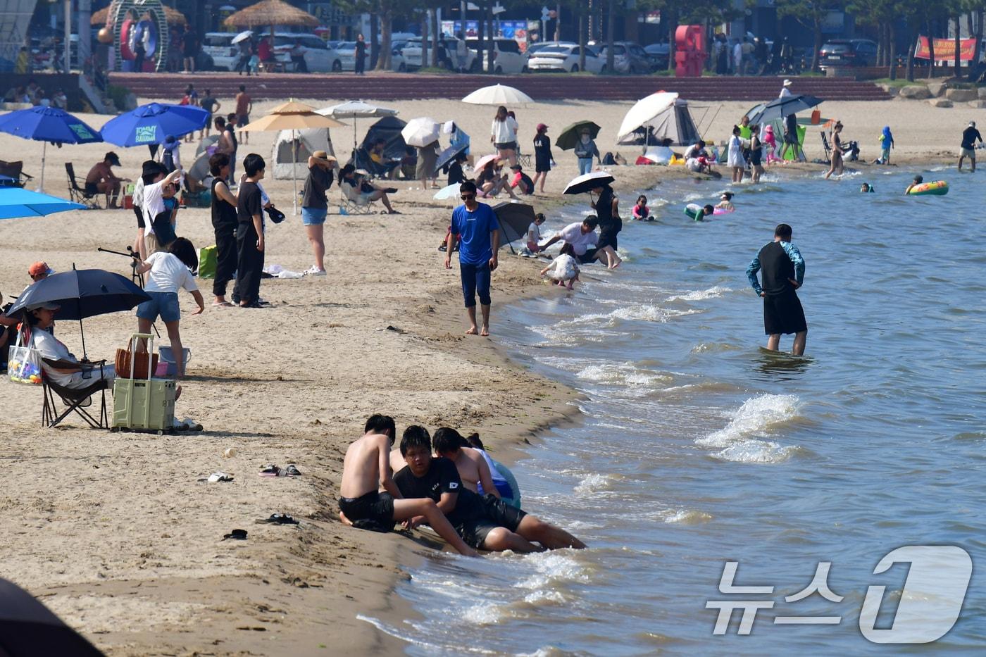 29일 경북 포항시 북구 영일대해수욕장에서 어린이들이 바다로 뛰어들어 더위를 식히고 있다. 2025.6.29/뉴스1 ⓒ News1 최창호 기자