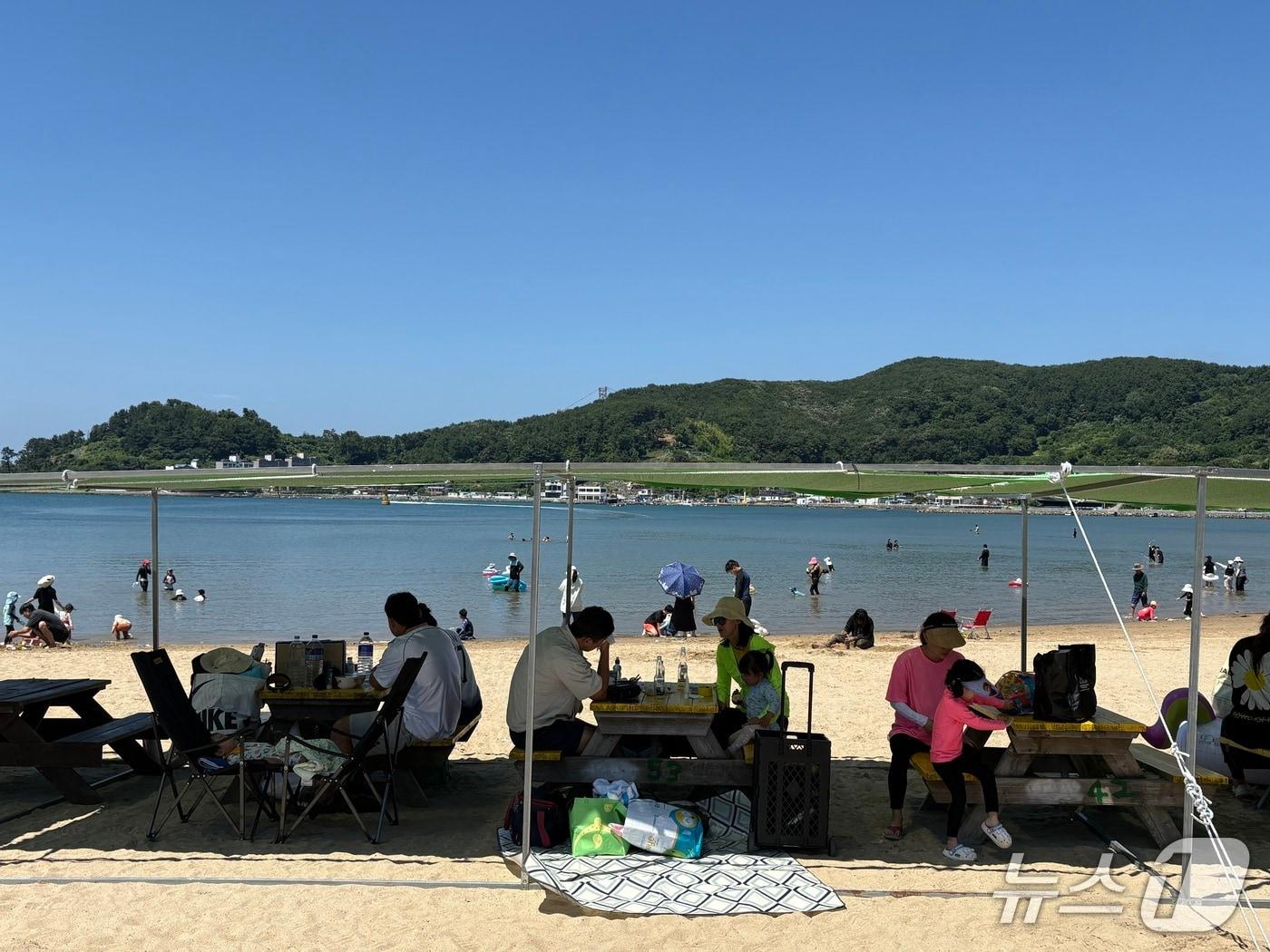 본문 이미지 - 거제 사곡해수욕장을 찾은 피서객들.2025.06.29/뉴스1 강미영기자