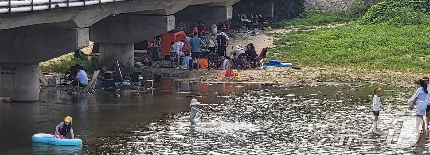 29일 낮 강원 원주시 호처면 산현리 일리천 주변에 몰려든 관광객들의 모습. 2025.6.29/뉴스1 신관호 기자