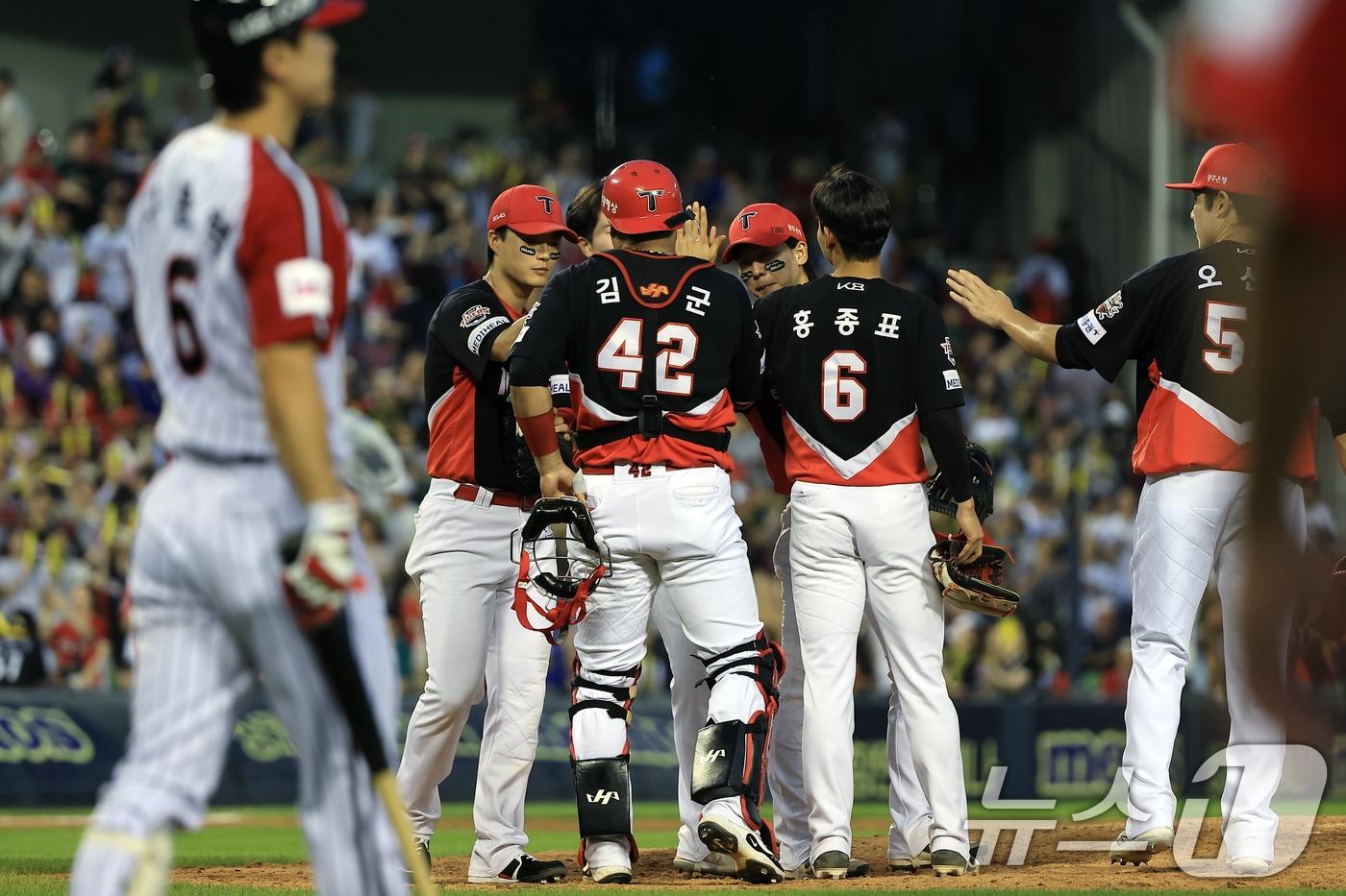29일 오후 서울 송파구 잠실야구장에서 열린 프로야구 &#39;2025 신한 SOL뱅크 KBO 리그&#39; KIA 타이거즈와 LG 트윈스의 경기를 12대 2로 승리한 KIA 선수들이 자축하고 있다. 2025.6.29/뉴스1 ⓒ News1 박정호 기자