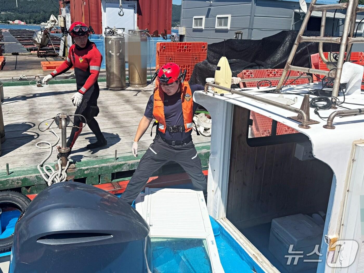 본문 이미지 - 선박 관리를 하고 있는 해경.(통영해경 제공. 재판매 및 DB금지)