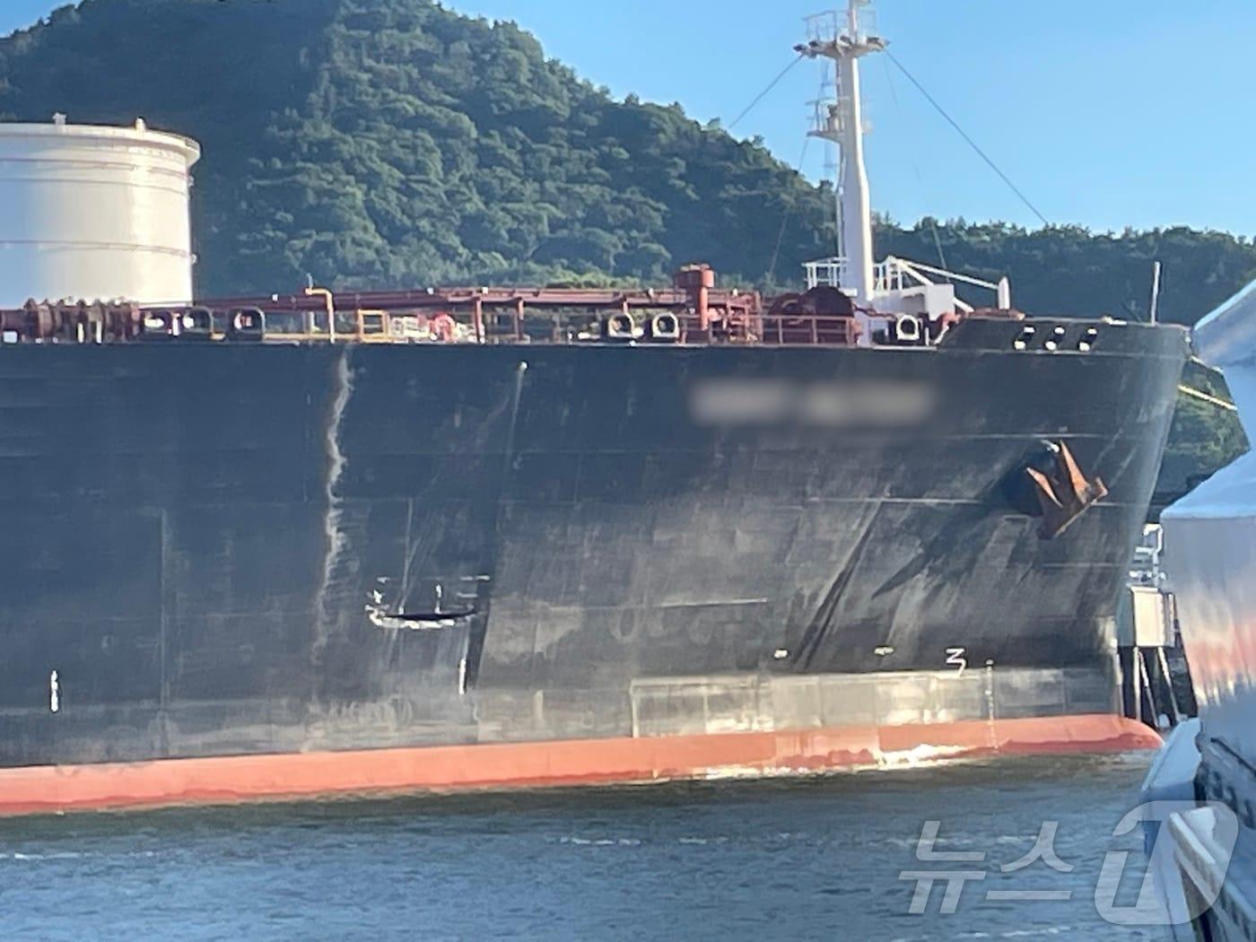 본문 이미지 - 29일 오후 6시 8분쯤 전남 여수시 낙포부두 인근 해상에서 선박 간 충돌로 선체 외벽에 파공이 발생해 있다.&#40;여수해경 제공. 재판매 및 DB 금지&#41;