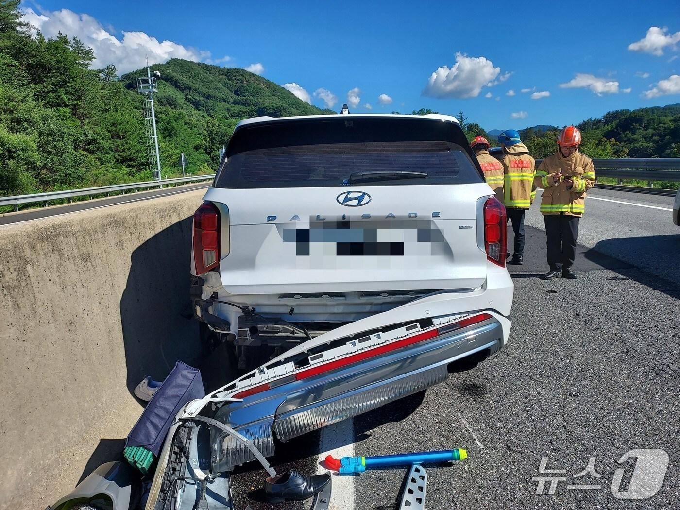 본문 이미지 - 무주 대전통영고속도로 사고 현장.(전북소방본부 제공. 재판매 및 DB금지)