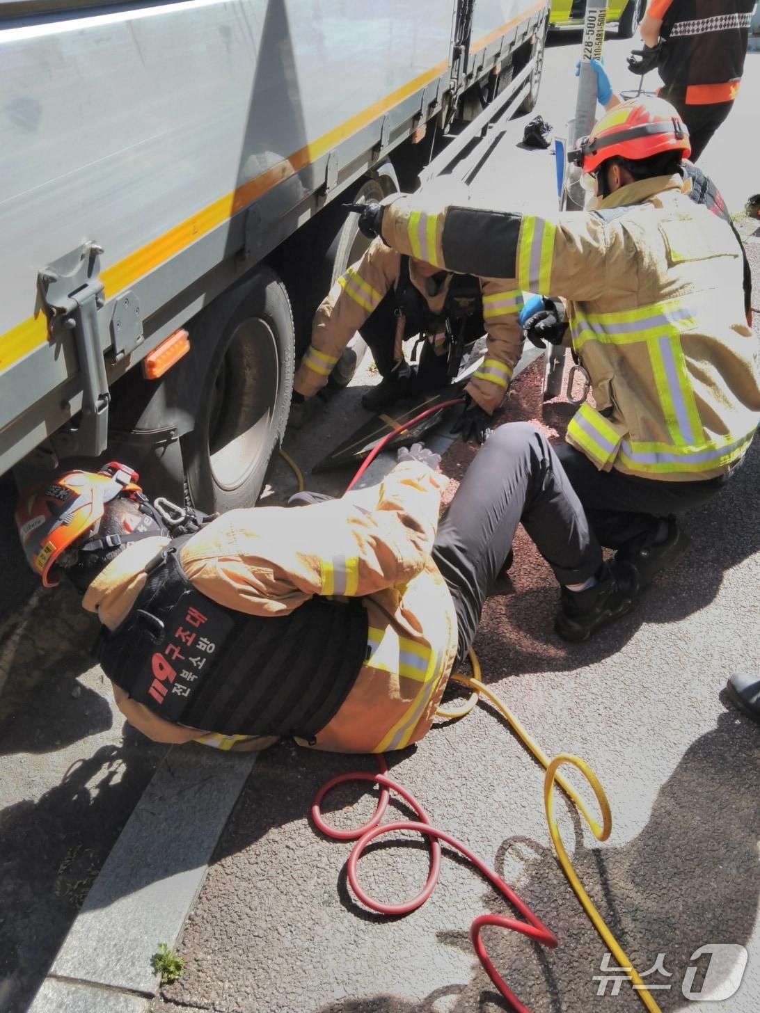 본문 이미지 - 전주 효자동 탑차 깔림 사고 현장.(전북소방본부 제공. 재판매 및 DB 금지)