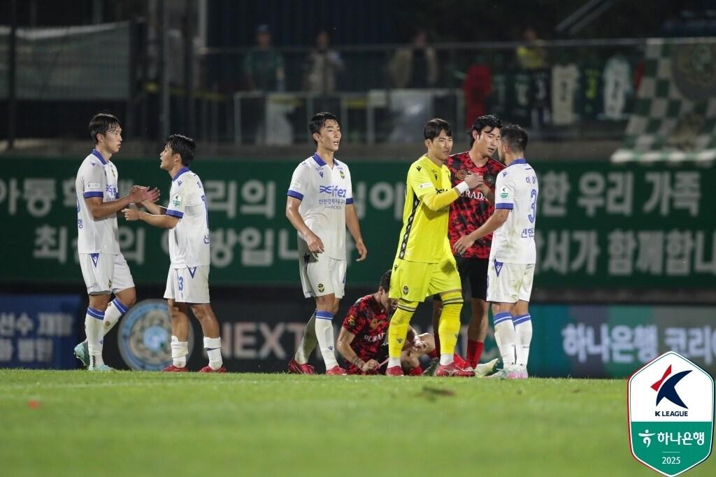 본문 이미지 - 김포FC 원정 경기에서 무승부를 기록한 인천 유나이티드. (한국프로축구연맹 제공)
