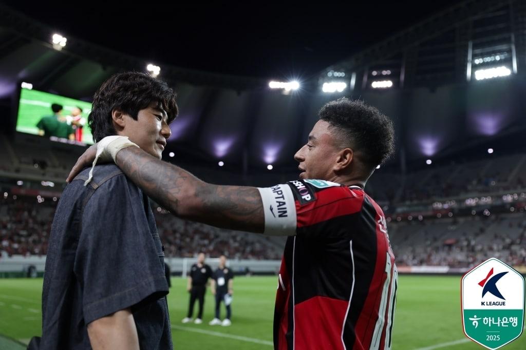 본문 이미지 - FC서울을 떠나는 기성용과 주장 린가드. &#40;한국프로축구연맹 제공&#41;