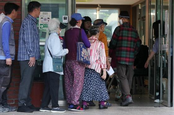 본문 이미지 - 제21대 대통령 선거 투표일인 3일 전북 전주시 남중학교에 마련된 평화1동 제2투표소를 찾은 유권자들이 투표를 하기 위해 줄지어 서 있다. 2025.6.3/뉴스1 ⓒ News1 유경석 기자
