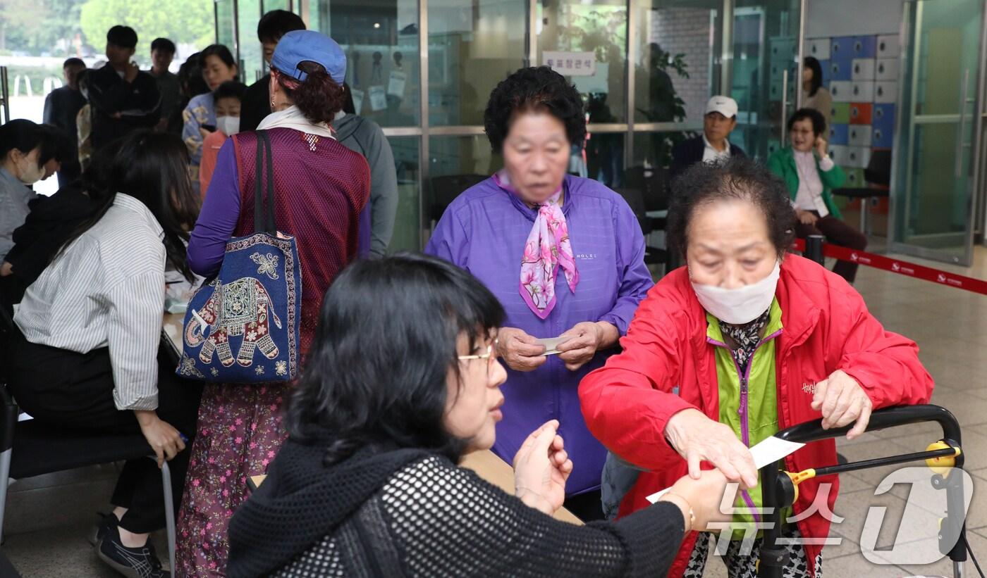 제21대 대통령 선거 투표일인 3일 전북 전주시 남중학교에 마련된 평화1동 제2투표소를 찾은 유권자들이 투표를 하고 있다. 2025.6.3/뉴스1 ⓒ News1 유경석 기자