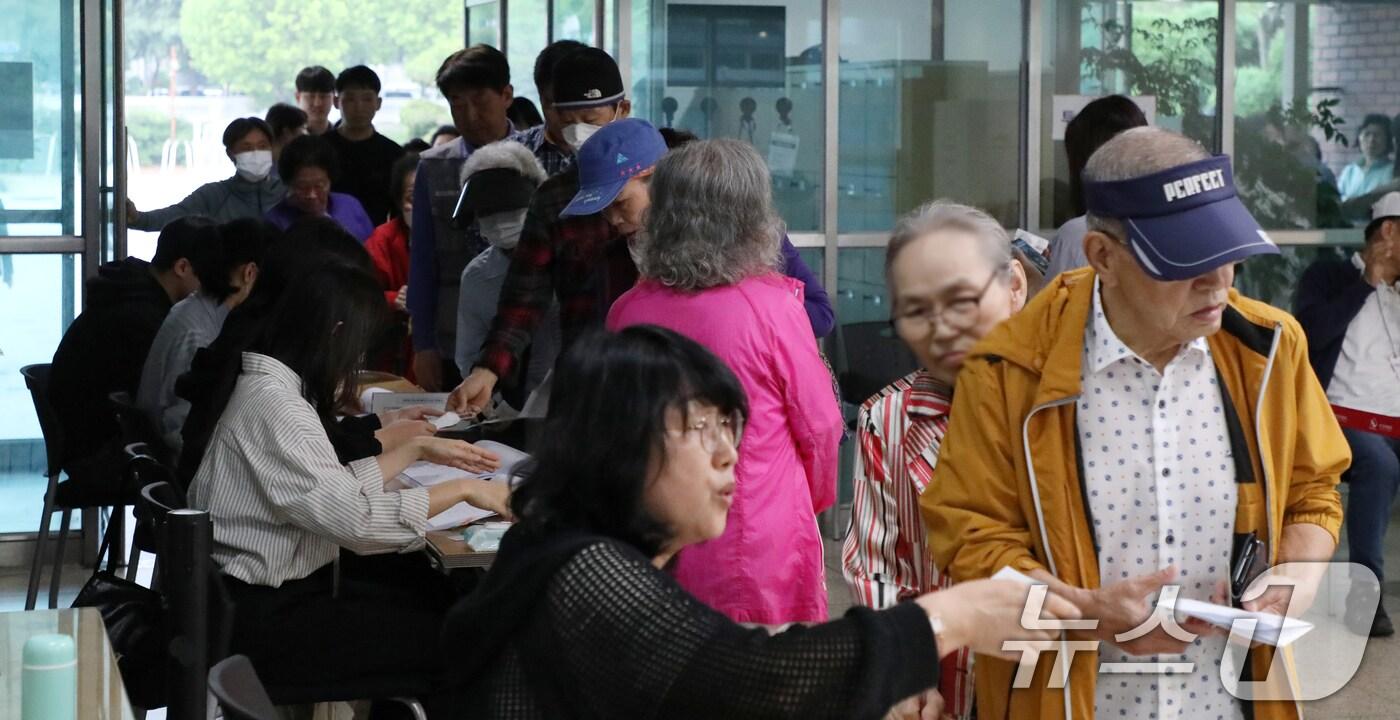 제21대 대통령 선거 투표일인 3일 전북 전주시 남중학교에 마련된 평화1동 제2투표소를 찾은 유권자들이 투표를 하고 있다. 2025.6.3/뉴스1 ⓒ News1 유경석 기자