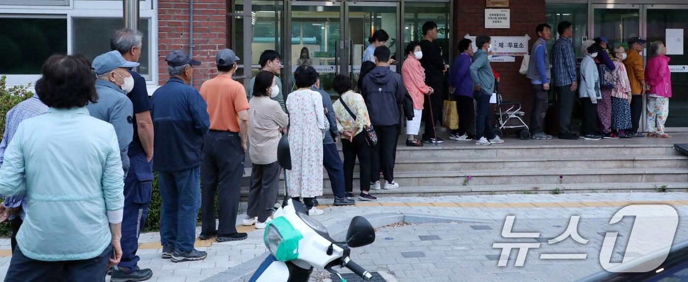 제21대 대통령 선거 투표일인 3일 전북 전주시 남중학교에 마련된 평화1동 제2투표소를 찾은 유권자들이 투표를 하기 위해 줄지어 서 있다. 2025.6.3/뉴스1 ⓒ News1 유경석 기자
