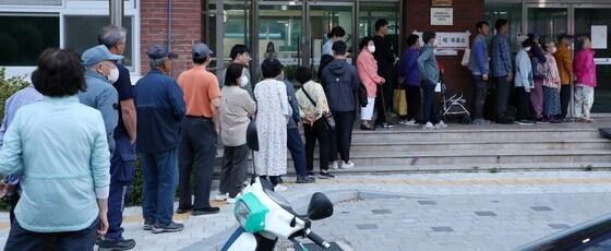본문 이미지 - 제21대 대통령 선거 투표일인 3일 전북 전주시 남중학교에 마련된 평화1동 제2투표소를 찾은 유권자들이 투표를 하기 위해 줄지어 서 있다. 2025.6.3/뉴스1 ⓒ News1 유경석 기자