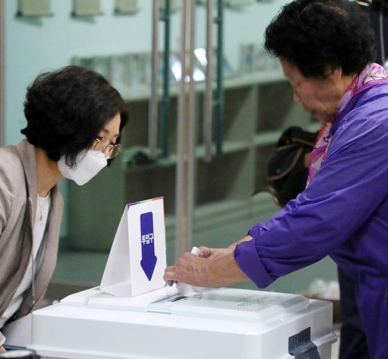 본문 이미지 - 제21대 대통령 선거 투표일인 3일 전북 전주시 남중학교에 마련된 평화1동 제2투표소를 찾은 한 유권자가 투표를 하고 있다. 2025.6.3/뉴스1 ⓒ News1 유경석 기자