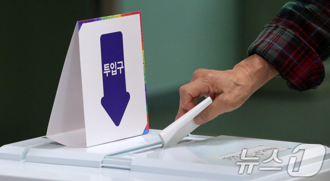 제21대 대통령 선거 투표일인 3일 전북 전주시 남중학교에 마련된 평화1동 제2투표소를 찾은 한 유권자가 투표를 하고 있다. 2025.6.3/뉴스1 ⓒ News1 유경석 기자