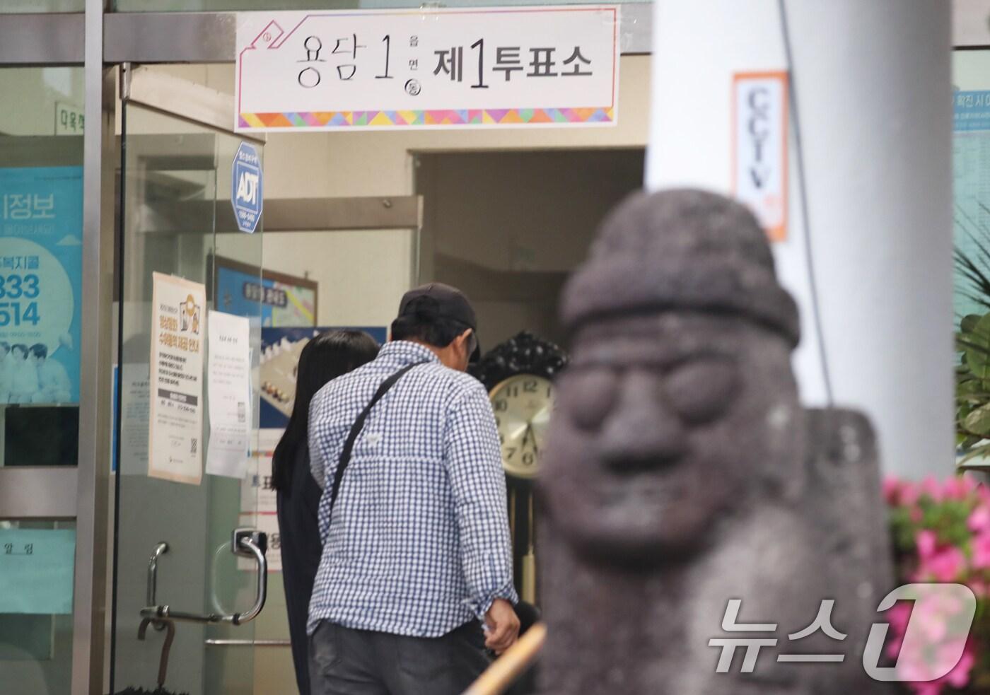 제21대 대통령 선거일인 3일 제주 용담1동 노인복지회관에 마련된 용담1동 제1투표소로 유권자가 들어서고 있다. 2025.6.3/뉴스1 ⓒ News1 오현지 기자