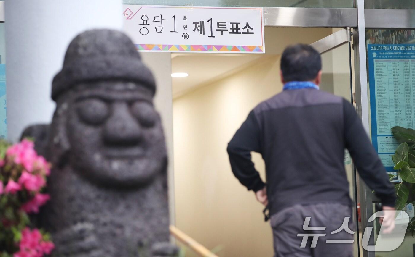 제21대 대통령 선거일인 3일 제주 용담1동 노인복지회관에 마련된 용담1동 제1투표소로 유권자가 들어서고 있다. 2025.6.3/뉴스1 ⓒ News1 오현지 기자