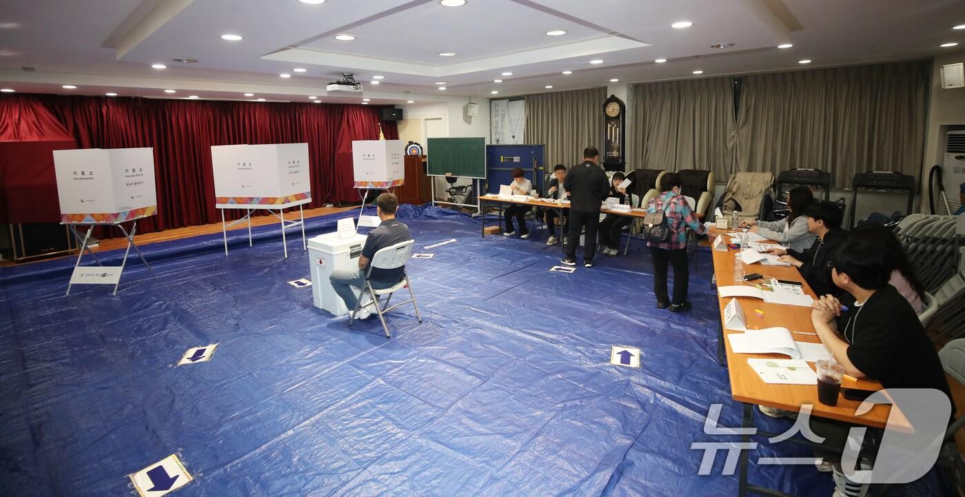 제21대 대통령 선거일인 3일 제주 용담1동 노인복지회관에 마련된 용담1동 제1투표소에서 유권자들이 투표 준비를 하고 있다. 2025.6.3/뉴스1 ⓒ News1 오현지 기자