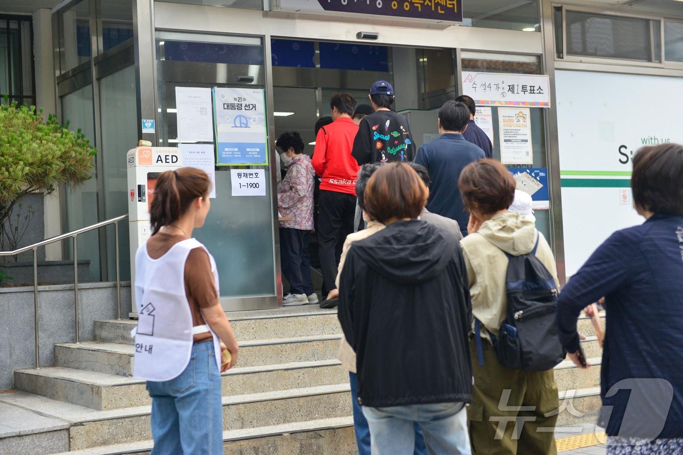 21대 대통령 선거일인 3일 대구 수성구 수성4가동행정복지센터에 마련된 투표소에서 유권자들이 줄지어 차례를 기다리고 있다. 2025.6.3/뉴스1 ⓒ News1 이성덕 기자
