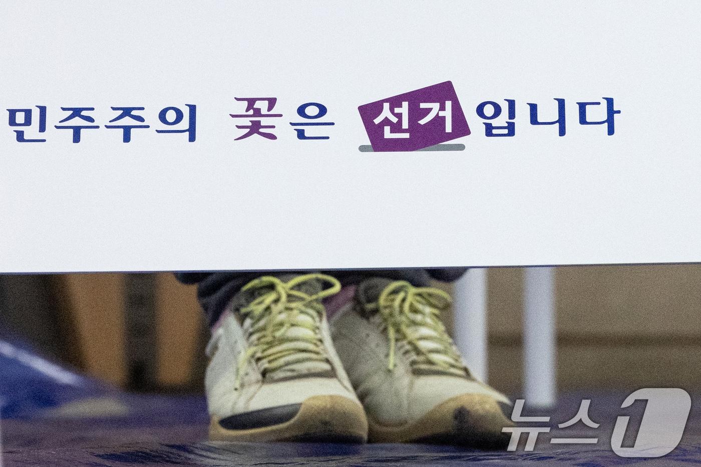 본문 이미지 - 시민이 투표용지에 기표하고 있다. 2025.6.3 ⓒ 뉴스1 이승배 기자