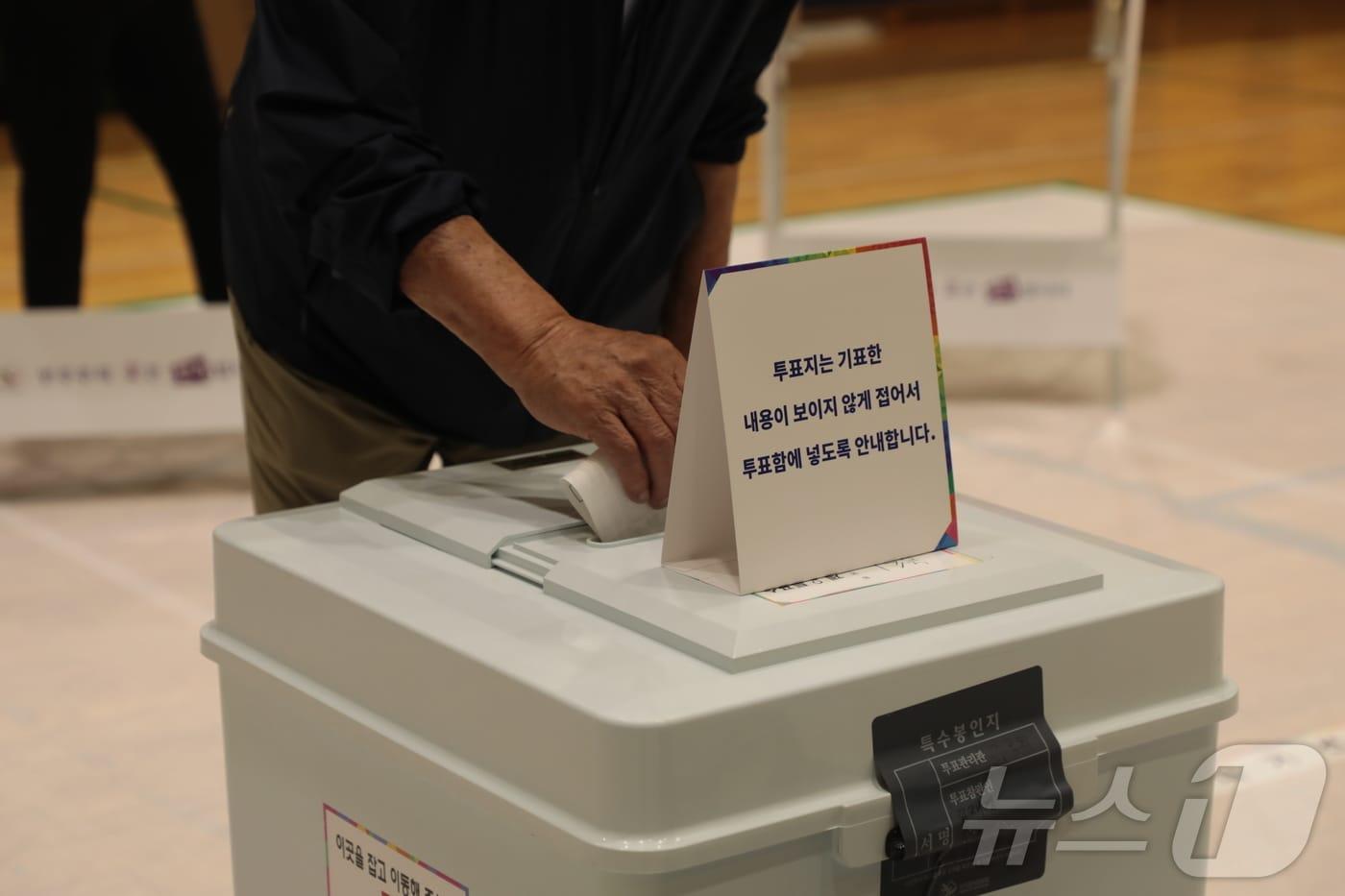 21대 대통령선거 본투표일인 3일 울산 북구 호계초등학교에 마련된 투표소에서 한 시민이 투표하고 있다. 2025.6.3/뉴스1 ⓒ News1 김세은 기자