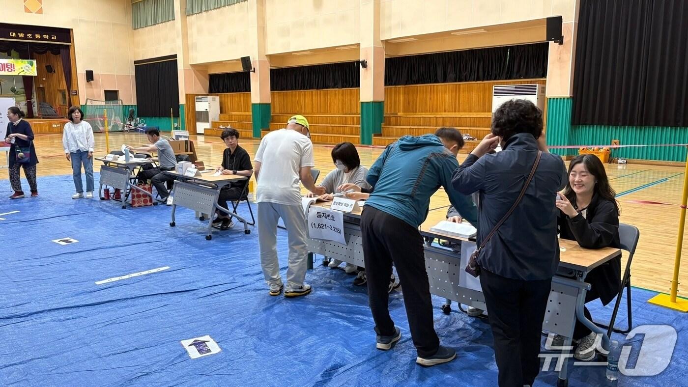 제21대 대통령 선거일인 3일 오전 6시30분쯤 경남 창원시 성산구 대방초등학교에 마련된 사파동 제8투표소에서 유권자들이 투표하고 있다.2025.6.3/뉴스1 강정태 기자