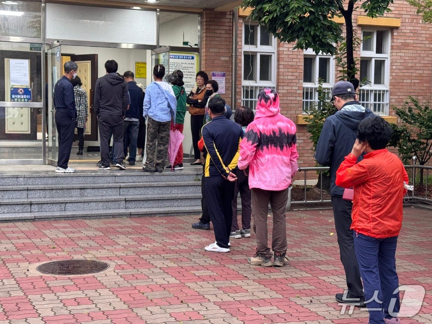 본문 이미지 - 21대 대통령선거 본투표일인 3일 울산 북구 호계초등학교에 투표를 기다리는 시민들이 줄지어 서있다.